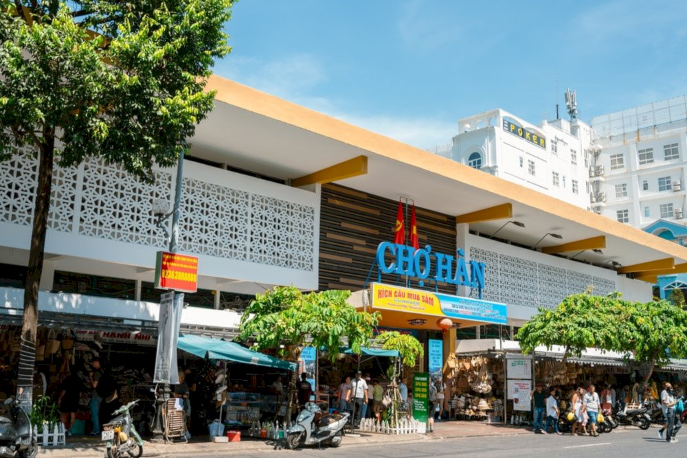 Han Market Plaza blends traditional Vietnamese market culture with modern shopping conveniences
